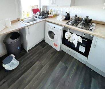 1 bedroom in a house share to rent - Photo 2