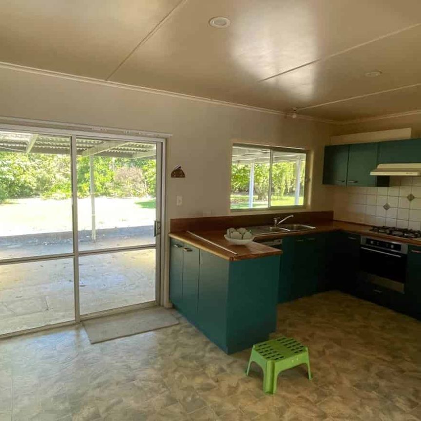 Handy to town - Photo 1