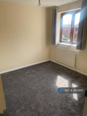 3 bedroom semi-detached house to rent - Photo 4