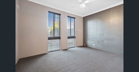 4x1 HOME WITH POOL IN ROCKINGHAM! - Photo 3