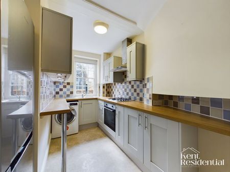 3 bed flat to rent in The Precinct, Rochester, ME1 - Photo 2