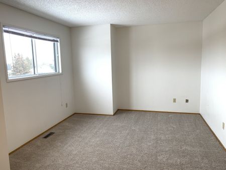 Spacious 3 Bedroom Townhouse in Glendale - Photo 4