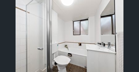 SPACIOUS & FRESHLY RENOVATED APARTMENT IN EXCELLENT LOCATION - Photo 2