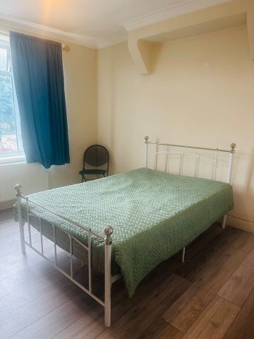 4 Bed Flat, Eastern Avenue, IG4 - Photo 5