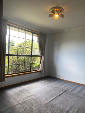 28 Hassett Crescent, Keilor East VIC 3033 - Photo 2