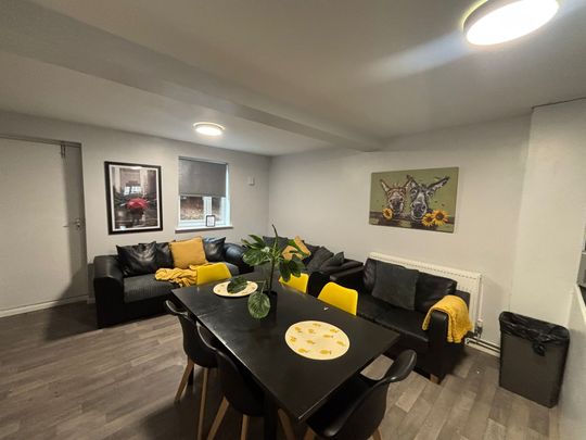 18 Albert Square, NG7 2FH, NOTTINGHAM - Photo 1