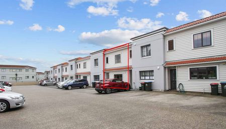 Prime Location & Low Maintenance Townhouse! - Photo 3