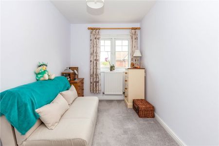 A spacious and well presented two bedroom upper floor apartment situated in this popular North Abingdon location close to the town centre. This property has good transport links to Oxford, A34 and Abingdon Business Parks. - Photo 2