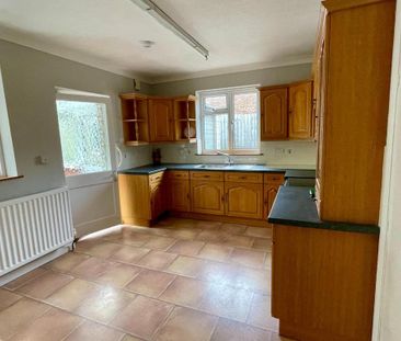 3 bedroom detached bungalow to rent - Photo 5