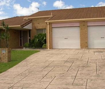 Comfortable Three Bedroom Family Home close to Robina Town Centre a... - Photo 2