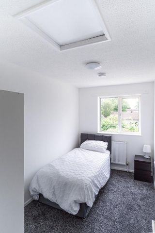 4 bedroom end of terrace house to rent - Photo 2