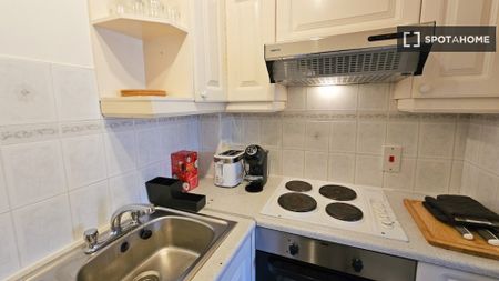 1-bedroom apartment for rent in Mountjoy, Dublin - Photo 4