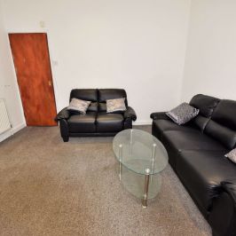 4 bedroom House in Burley Lodge Terrace, Leeds - Photo 1