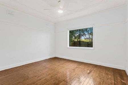 Spacious 3-Bedroom Home in Prime Coniston Location! - Photo 2