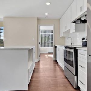 Modern 2 Bedroom 2 Bath in the heart of North Vancouver. Pet friendly. - Photo 2