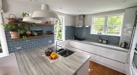 EXCEPTIONALLY PRESENTED 3x BEDROOM FAMILY HOME: - Photo 5