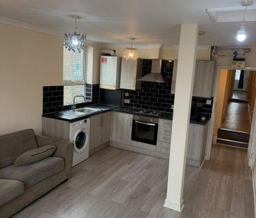 4 bedroom flat to rent - Photo 6