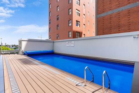 Spacious 3-Bedroom Apartment with 2 Secure Carpark - Photo 4