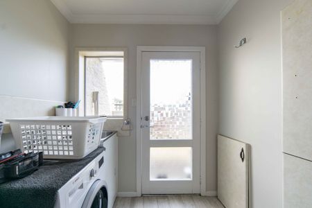 Three Bedroom Family Home - Photo 2