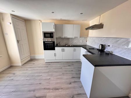 3 bedroom flat to rent - Photo 5