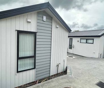 Spacious 2-Beds – Prime Location Opp Park! - Photo 5