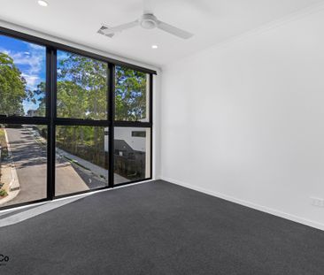 ELEGANT 4BED TOWNHOUSE WITH DUCTED AIR CONDITIONING - Photo 1