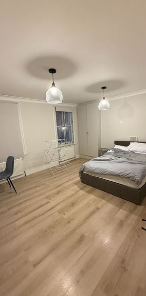 3 Bed Flat, London, EC1V - Photo 2