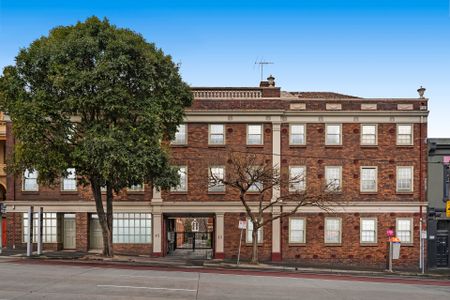 Fully Furnished Gem with Parking — City Living Made Easy - Photo 2