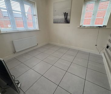 Violet Close - Photo 2