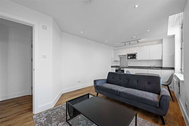 A newly refurbished one bedroom apartment in a convenient City location - Photo 1