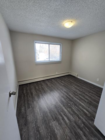 Beautiful Spacious 2 bedroom end unit Available Now! - Photo 4