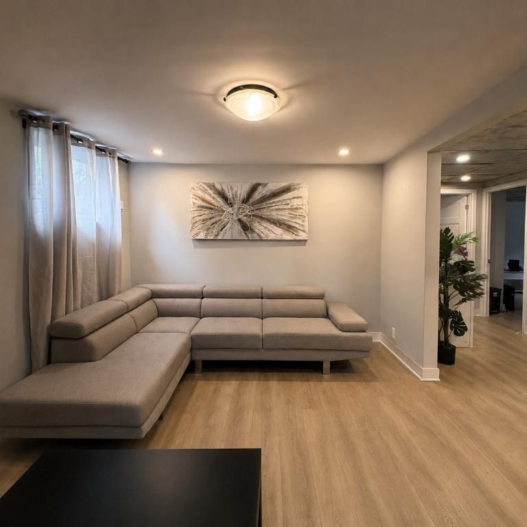 Family-Friendly Spacious 4½ Apartment – Private Backyard, 2 Parking Spaces & Close to Schools – Valleyfield 🏡✨ - Photo 1