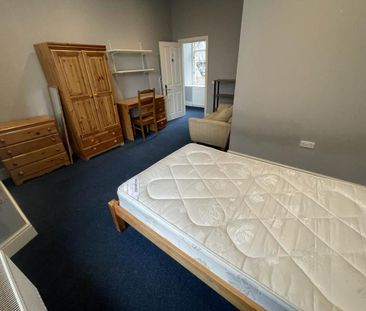 4 bedroom flat to rent - Photo 1