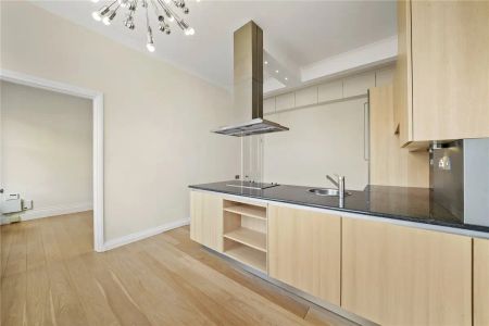 3 bedroom flat in Hampstead - Photo 3