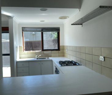 FRESHLY PAINTED WITH NEW CARPET 2 BEDROOM TOWNHOUSE 15 MINS TO CBD - Photo 6