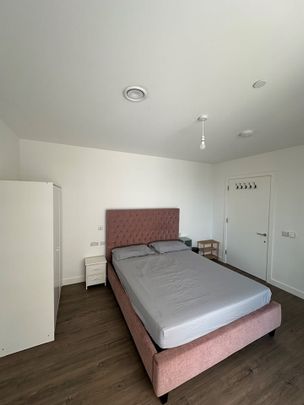 Room in a Shared Flat, Riverstone Apartments, E3 - Photo 1