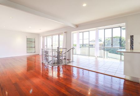 A HIDDEN GEM IN WEST GLADSTONE - STUNNING VIEWS, UNMATCHED CHARACTER! - Photo 4