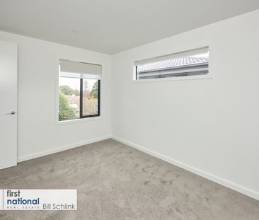 * TOWNHOME IN BALWYN * - Photo 2