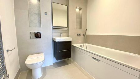3 bedroom flat to rent - Photo 4