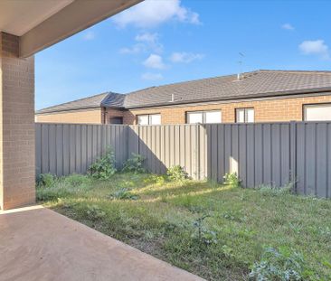 32 Adelong Boulevard Cobblebank VIC - Photo 6