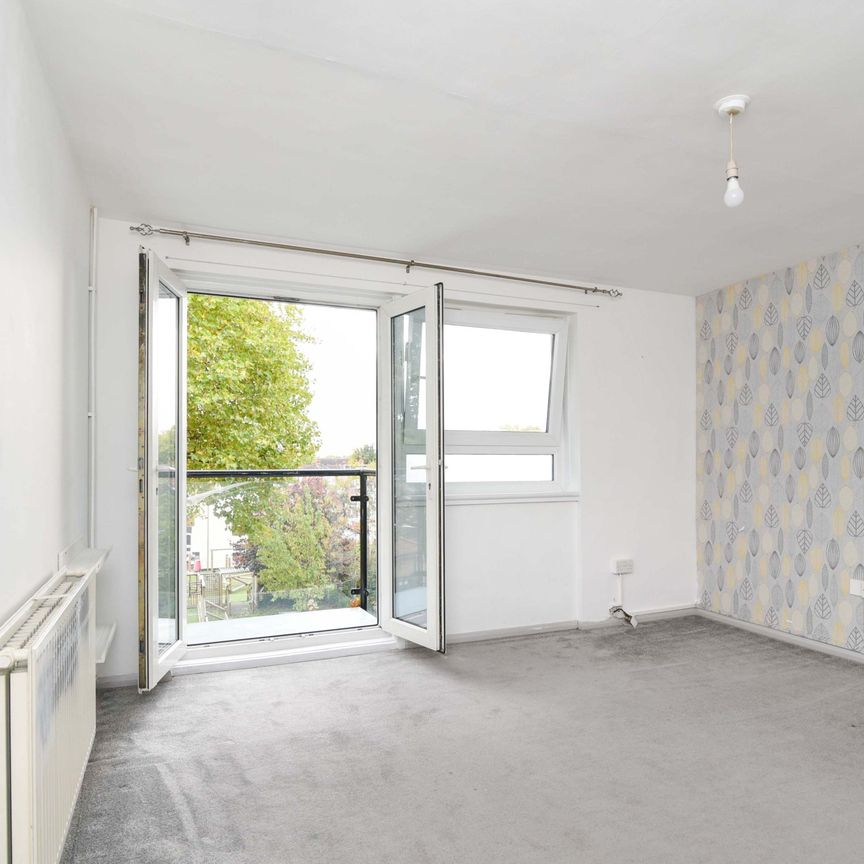 Spacious 1 Bed flat to let in East Ham - Photo 1