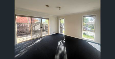 Spacious 2-Bedroom Townhouse with Private Courtyards & Parking - Photo 2