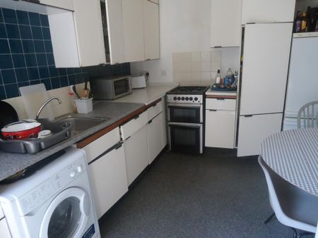 1 bedroom in a house share to rent - Photo 4