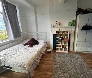 Room in a Shared House, Woodmansterne Road, SW16 - Photo 2