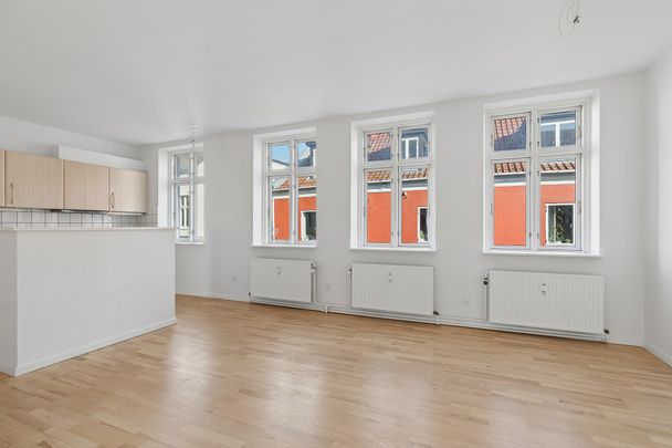 Stor 2-værelses lejlighed ved gågaden - Photo 1