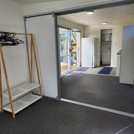 Cosy-Pet Friendly-Easy Care - 1 Bedroom Studio - Photo 5