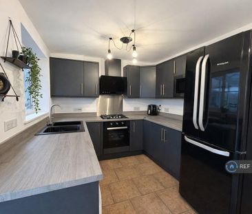 3 bedroom semi-detached house to rent - Photo 6