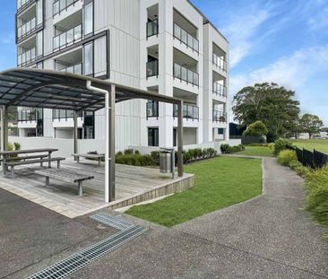 Modern Two Bedroom + Two Bathroom - Photo 4