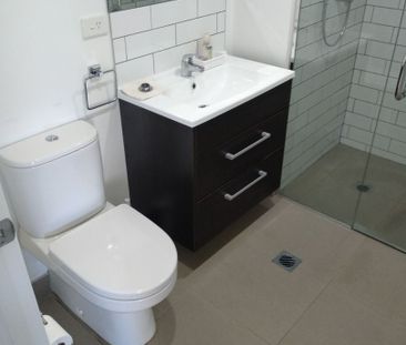 Charming Two-Bedroom Apartment in Prime Takapuna Location - Photo 4