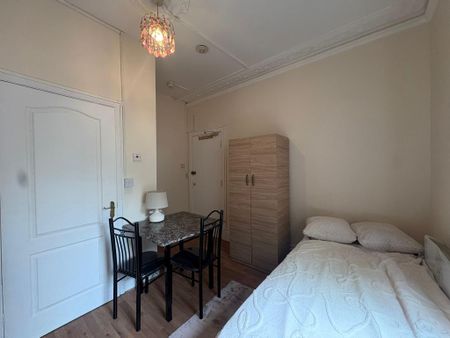 Studio to rent - Photo 2